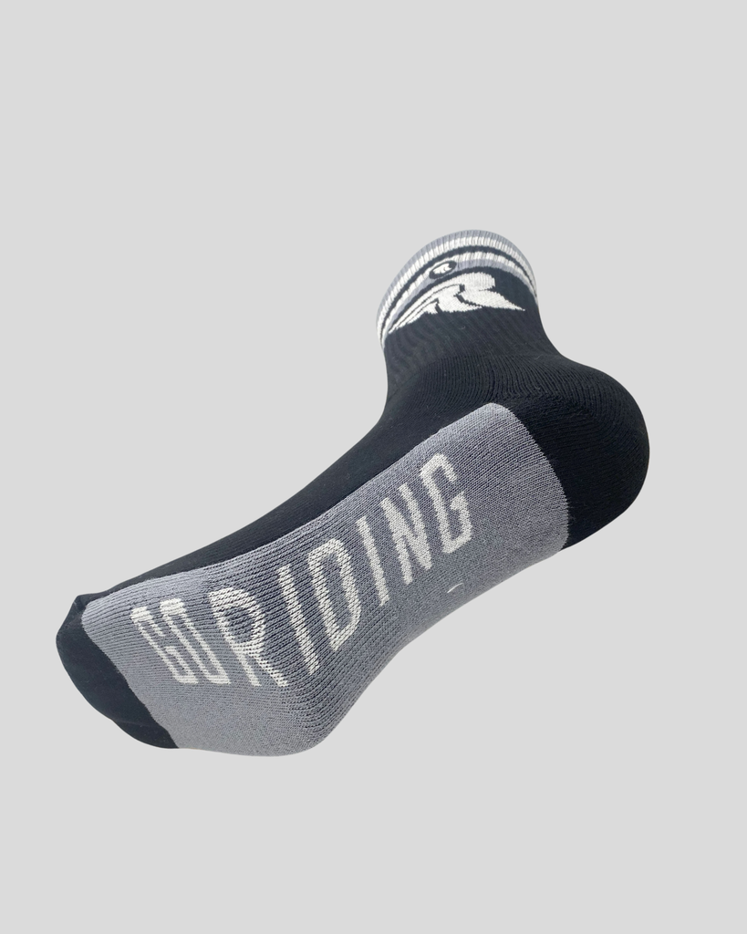 RC961281_GoRidinbgSocksBlack_LightGrey2.png