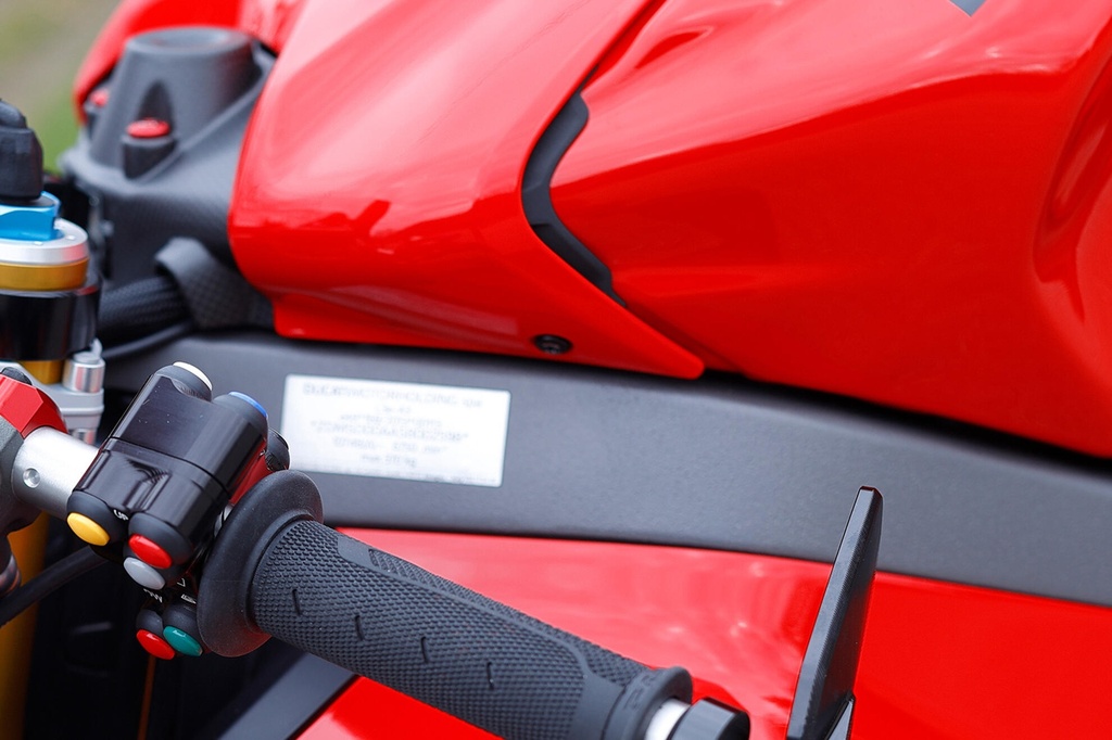 KV316B_mounted_Panigale_V4.jpg
