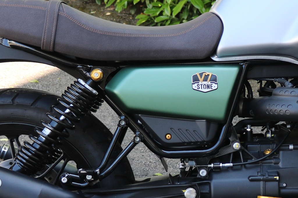 KV343_MotoGuzzi_V7Stone.jpg