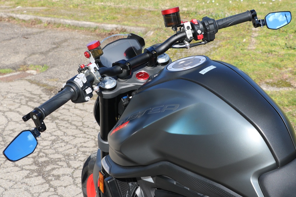 MR711B_MR712_mounted_bottom.jpg