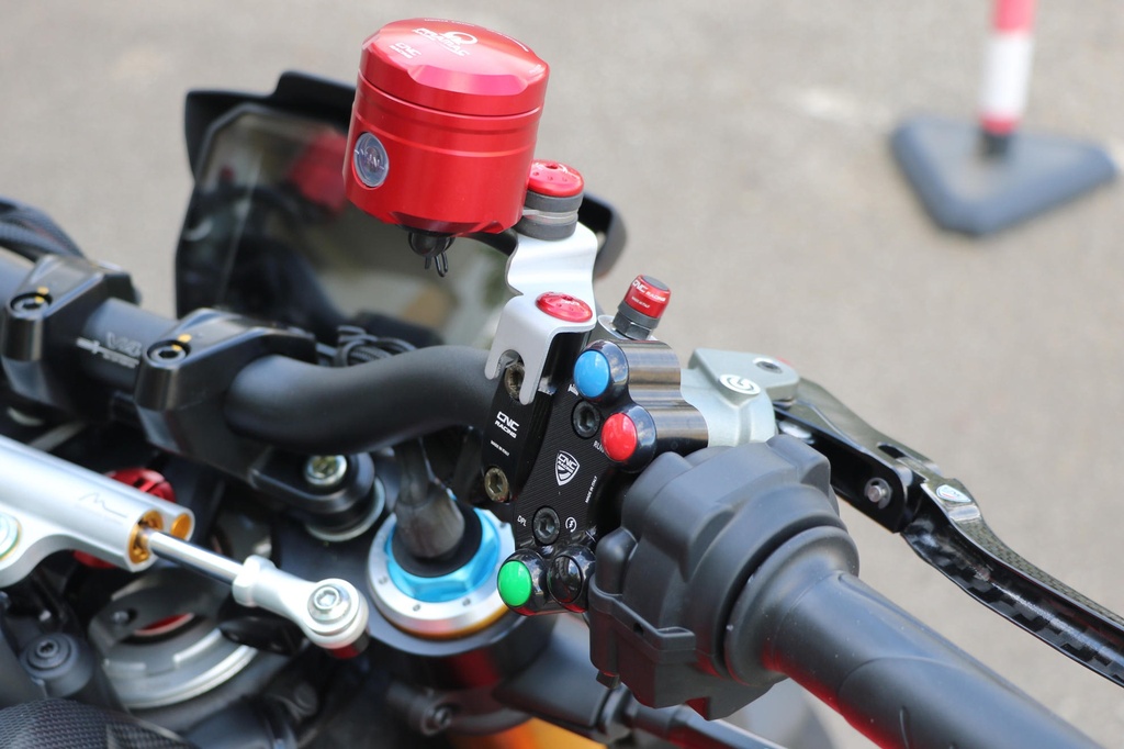 MRA14R_mounted_StreetfighterV4.jpg