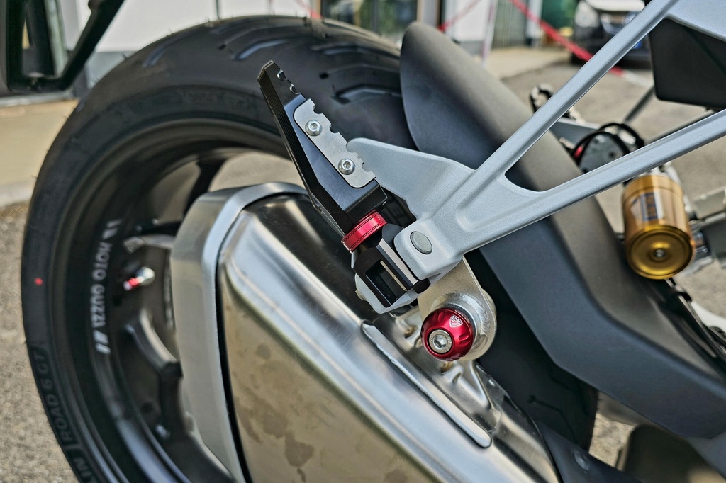 KV903R_PEA21BR_PEP05B_MotoGuzzi_V100_Mandello_258.jpg