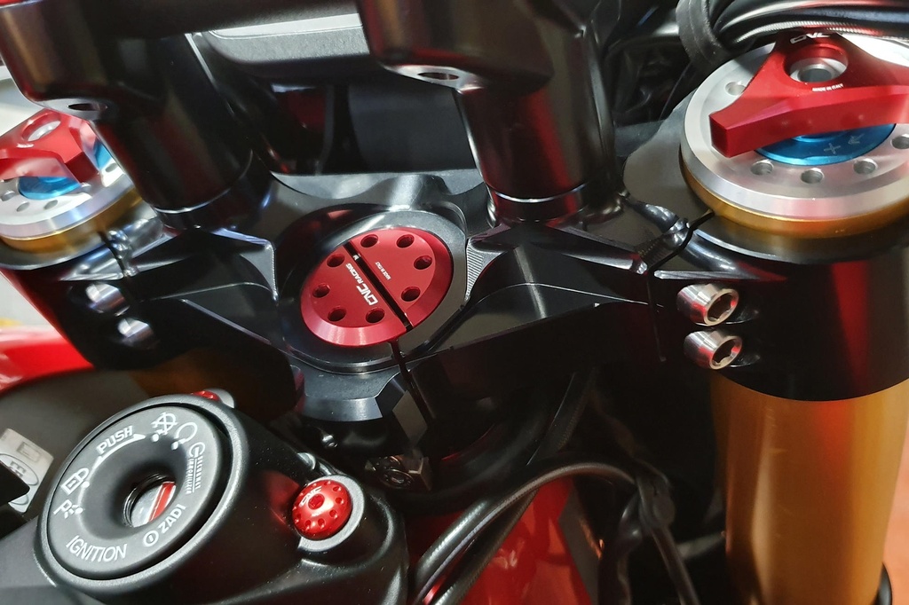 PS535B_Hypermotard950SP_04.jpg