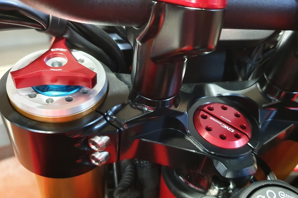 PS535B_Hypermotard950SP_01.jpg